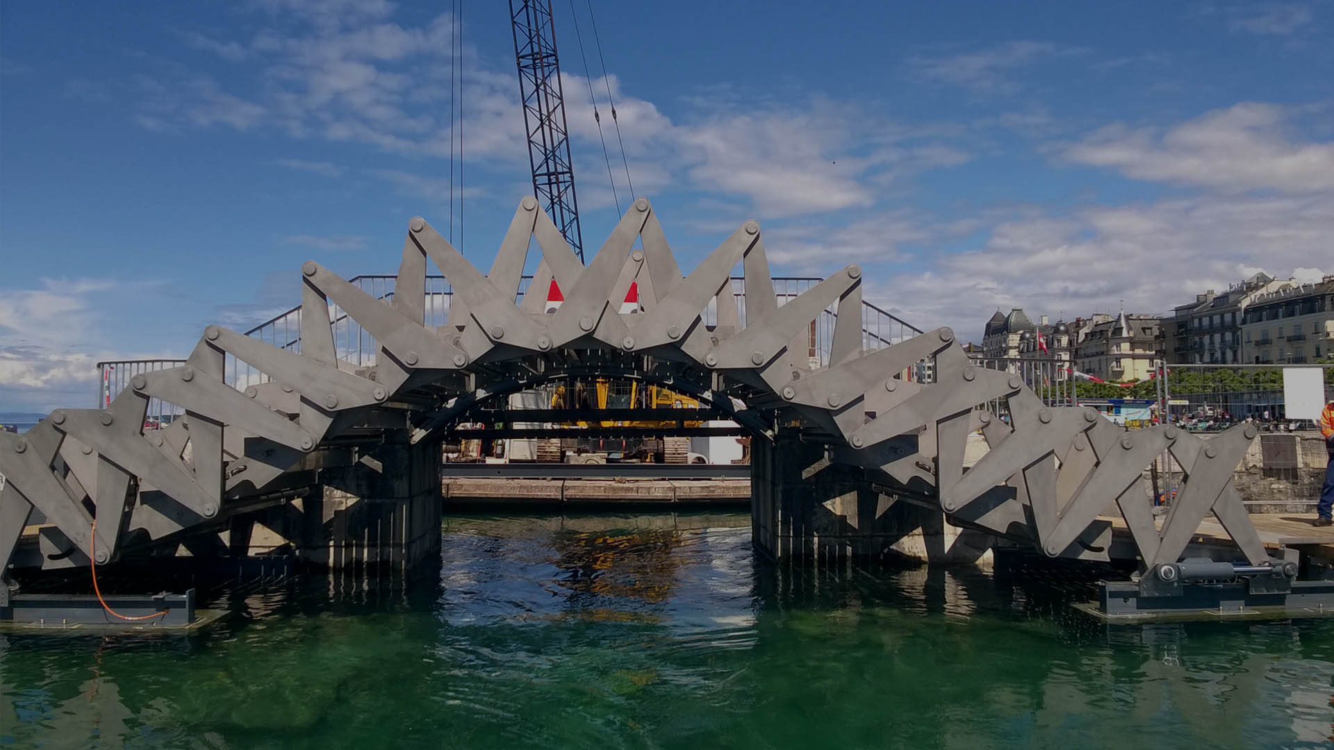 LA PASSERELLE DU JET D’EAU